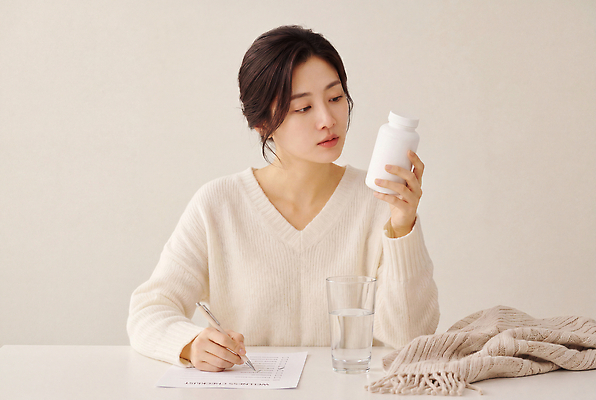 JPG 편집이미지 여자 생각 탁자 건강 들기 물 약 기록 일기 약병 집중 의료성형뷰티 편집실사 AI인물포토 AI콘텐츠 자연요소 가구 컨셉 의학 모션 사람 병 CG 파일형식 AI포토 식기 생활용품 오브젝트