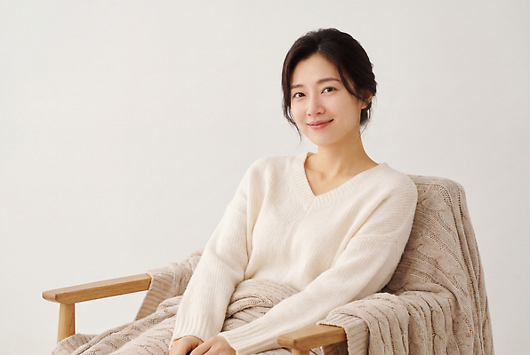 JPG 편집이미지 응시 옷 실내 따뜻함 웃음 사람 소파 편안함 의료성형뷰티 편집실사 AI인물포토 AI콘텐츠 시선 의자 표정 내부 감각 CG 파일형식 AI포토 가구 생활용품 오브젝트