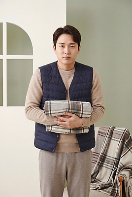 JPG 편집이미지 패션 남자 겨울 실내 따뜻함 사람 생활 초록색 소파 흰색 조끼 편안함 담요 의료성형뷰티 편집실사 AI인물포토 AI콘텐츠 계절 컬러 의자 내부 외투 감각 CG 파일형식 AI포토 가구 상의 옷 생활용품 오브젝트