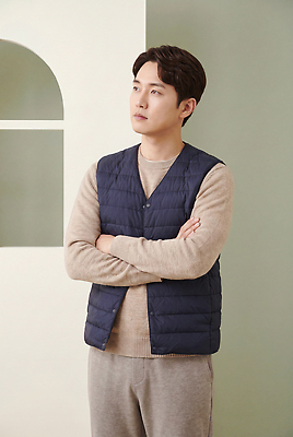JPG 편집이미지 옷 패션 남자 벽 포즈 실내 팔짱 회색 의료성형뷰티 스타일 편집실사 AI인물포토 AI콘텐츠 컬러 모션 사람 내부 CG 파일형식 AI포토