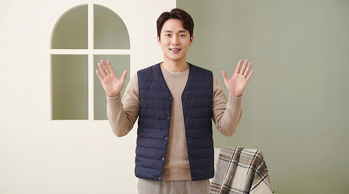 JPG 편집이미지 남자 포즈 실내 미소 웃음 초록색 회색 조끼 스웨터 즐거움 오브젝트 의료성형뷰티 편집실사 AI인물포토 AI콘텐츠 감정 컬러 상의 표정 사람 내부 외투 CG 파일형식 AI포토 옷