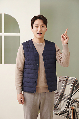 JPG 편집이미지 옷 남자 겨울 거실 손가락 설명 사람 소파 조끼 담요 의료성형뷰티 편집실사 AI인물포토 AI콘텐츠 손 계절 의자 모션 외투 CG 파일형식 AI포토 가구 상의 신체부위 생활용품 오브젝트