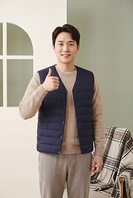 JPG 편집이미지 옷 패션 남자 포즈 손가락 실내 웃음 엄지손가락 조끼 스웨터 패딩 의료성형뷰티 스타일 편집실사 AI인물포토 AI콘텐츠 손 상의 표정 사람 내부 점퍼 외투 CG 파일형식 AI포토 신체부위