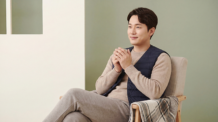 JPG 편집이미지 남자 생각 의자 분위기 편안함 집중 의료성형뷰티 편집실사 AI인물포토 AI콘텐츠 가구 컨셉 사람 감각 CG 파일형식 AI포토 생활용품 오브젝트
