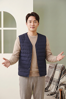 JPG 편집이미지 패션 남자 벽 포즈 실내 소파 스웨터 팔 의료성형뷰티 스타일 편집실사 AI인물포토 AI콘텐츠 상의 의자 사람 내부 신체부위 CG 파일형식 AI포토 옷 가구 생활용품 오브젝트