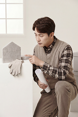 JPG 편집이미지 남자 건축 설계 자료 설계도 작업 계획 의료성형뷰티 편집실사 AI인물포토 AI콘텐츠 컨셉 건설업 사람 CG 파일형식 AI포토 산업