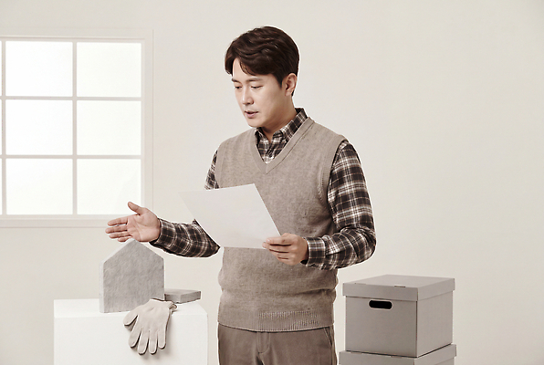 JPG 편집이미지 종이 창문 서기 사람 상자 모형 방 회색 조끼 작업 읽기 준비 의료성형뷰티 편집실사 AI인물포토 AI콘텐츠 컬러 모션 외투 CG 파일형식 AI포토 상의 옷