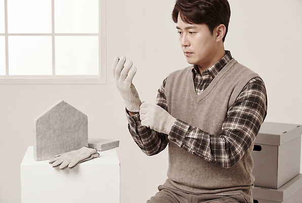 JPG 편집이미지 남자 장갑 겨울 재료 날씨 상자 도구 작업 오브젝트 준비 보온 의료성형뷰티 편집실사 AI인물포토 AI콘텐츠 잡화 계절 사람 CG 파일형식 AI포토
