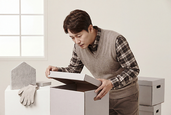 JPG 편집이미지 남자 창문 실내 상자 도구 작업 오브젝트 확인 준비 정리 의료성형뷰티 편집실사 AI인물포토 AI콘텐츠 사람 내부 CG 파일형식 AI포토