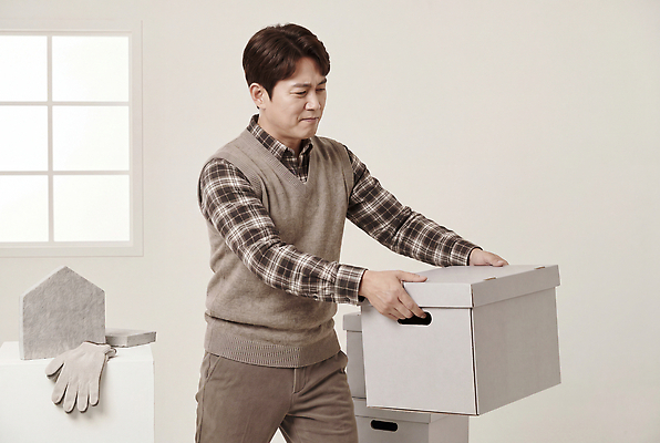 JPG 편집이미지 남자 가구 이동 창문 상자 공간 방 작업 집중 오브젝트 정리 의료성형뷰티 편집실사 AI인물포토 AI콘텐츠 생활용품 컨셉 사람 CG 파일형식 AI포토