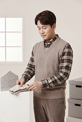 JPG 편집이미지 옷 남자 겨울 가정 실내 장식 상자 편안함 정리 접기 의료성형뷰티 편집실사 AI인물포토 AI콘텐츠 계절 모션 사람 내부 감각 CG 파일형식 AI포토