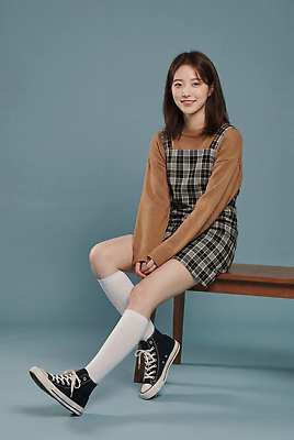 JPG 편집이미지 원피스 여자 포즈 운동화 의자 양말 실내 앉기 캐주얼 파란색 체크무늬 의료성형뷰티 편집실사 AI인물포토 AI콘텐츠 옷 컬러 가구 신발 무늬 모션 사람 내부 CG 파일형식 AI포토 생활용품 오브젝트