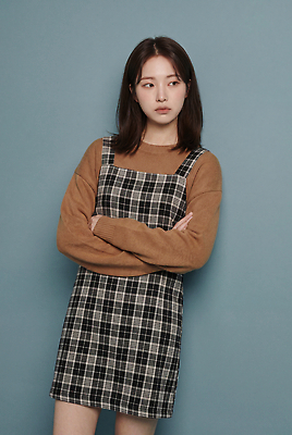 JPG 모델 편집이미지 원피스 여자 패션 포즈 스튜디오 서기 캐주얼 팔짱 체크무늬 의료성형뷰티 스타일 편집실사 AI인물포토 AI콘텐츠 옷 무늬 모션 사람 CG 파일형식 AI포토
