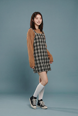 JPG 모델 편집이미지 원피스 여자 패션 포즈 스튜디오 양말 캐주얼 파란색 갈색 흰색 체크무늬 의료성형뷰티 스타일 편집실사 AI인물포토 AI콘텐츠 옷 컬러 무늬 사람 CG 파일형식 AI포토