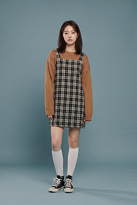 JPG 편집이미지 원피스 여학생 여자 패션 포즈 캐주얼 파란배경 긴소매 체크원피스 의료성형뷰티 스타일 편집실사 AI인물포토 AI콘텐츠 학생 옷 사람 파란색 CG 파일형식 AI포토 컬러