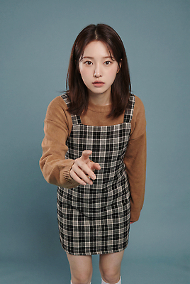 JPG 편집이미지 응시 원피스 여자 감정 포즈 사람 캐주얼 체크무늬 의료성형뷰티 스타일 편집실사 AI인물포토 AI콘텐츠 시선 옷 무늬 CG 파일형식 AI포토