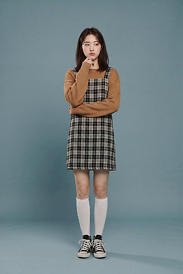 JPG 편집이미지 원피스 여자 패션 운동화 생각 캐주얼 파란색 체크무늬 단정 의료성형뷰티 스타일 편집실사 AI인물포토 AI콘텐츠 옷 컬러 신발 컨셉 무늬 사람 CG 파일형식 AI포토