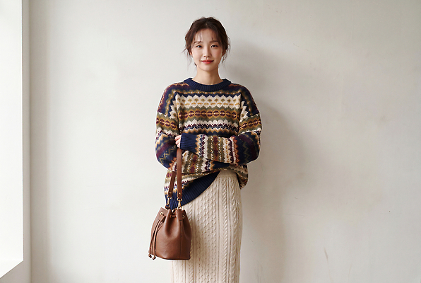 JPG 편집이미지 디자인 옷 여자 패션 포즈 겨울 가방 실내 치마 스웨터 의료성형뷰티 스타일 편집실사 AI인물포토 AI콘텐츠 잡화 계절 상의 하의 사람 내부 CG 파일형식 AI포토