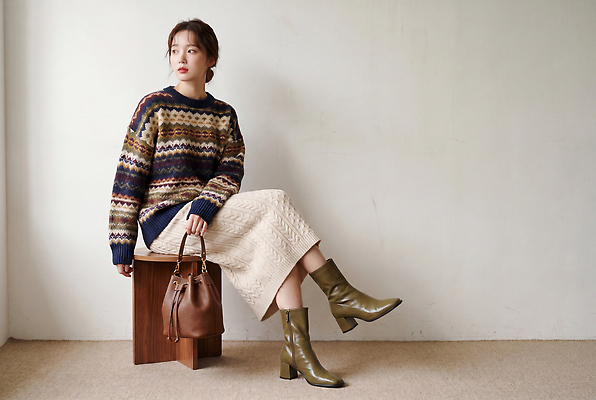 JPG 모델 편집이미지 옷 여자 패션 가방 부츠 실내 미소 인테리어 치마 유행 스웨터 니트 착용 의료성형뷰티 스타일 편집실사 AI인물포토 AI콘텐츠 디자인 잡화 신발 상의 하의 표정 사람 내부 CG 파일형식 AI포토