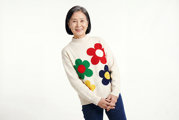 꽃 상의 무늬 모션 표정 성인 내부 감각 CG 파일형식 AI포토 노년 스웨터 꽃무늬 미소 실내 밝음 편안함 서기 사람 웃음 스타일 편집이미지 편집실사 JPG AI인물포토 AI콘텐츠 의료성형뷰티