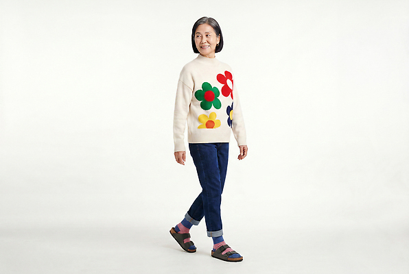 꽃 신발 상의 무늬 모션 하의 사람 성인 내부 감각 CG 파일형식 AI포토 여자 중년 걷기 스웨터 꽃무늬 바지 샌들 실내 패션 편안함 옷 스타일 편집이미지 편집실사 JPG AI인물포토 AI콘텐츠 의료성형뷰티