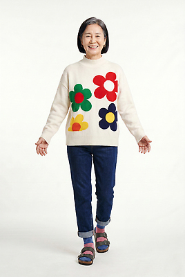 꽃 감정 상의 무늬 바지 모션 사람 내부 감각 CG 파일형식 AI포토 여자 걷기 스웨터 꽃무늬 표정 옷 실내 편안함 패션 스타일 신발 청바지 여유 편집이미지 편집실사 JPG AI인물포토 AI콘텐츠 의료성형뷰티
