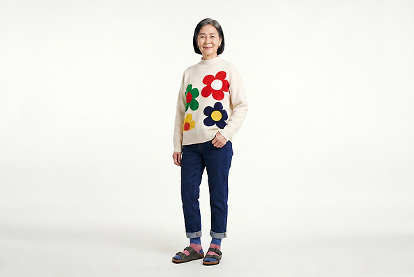 여자 노년 꽃 신발 컨셉 상의 무늬 하의 표정 사람 감각 CG 파일형식 AI포토 할머니 꽃무늬 스웨터 편안함 바지 슬리퍼 미소 패션 클래식 옷 편집이미지 편집실사 JPG AI인물포토 AI콘텐츠 의료성형뷰티