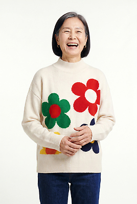 꽃 감정 상의 무늬 표정 사람 내부 CG 파일형식 AI포토 여자 웃음 스웨터 꽃무늬 행복 실내 디자인 패션 스타일 편집이미지 편집실사 JPG AI인물포토 AI콘텐츠 의료성형뷰티