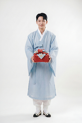 JPG 편집이미지 전통 남자 문화 한국 선물 앞모습 설날 추석 보자기 한복 명절인사 추석선물 의료성형뷰티 편집실사 AI인물포토 AI콘텐츠 한국전통 명절 아시아 뷰포인트 사람 인사 전통의상 CG 파일형식 천_직물 명절선물 AI포토 기념일 나라 예절 이벤트
