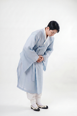 JPG 편집이미지 전통 옷 남자 문화 포즈 한국 설날 추석 예절 한복 명절인사 의료성형뷰티 편집실사 AI인물포토 AI콘텐츠 한국전통 명절 아시아 사람 인사 전통의상 CG 파일형식 AI포토 기념일 나라 이벤트