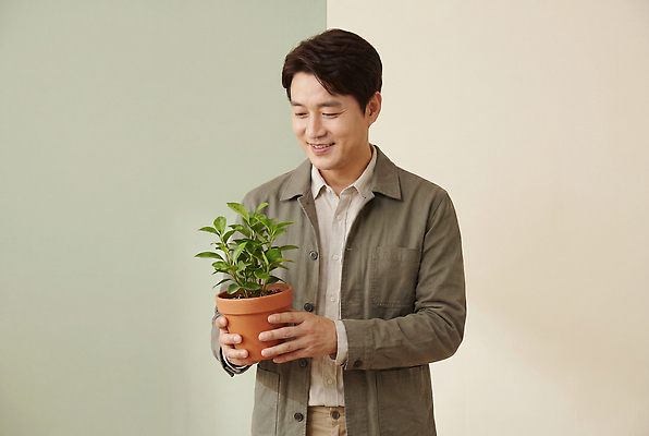 JPG 식물 편집이미지 남자 행복 화분 중년 자연 실내 미소 즐거움 원예 농업인의날 식물키우기 의료성형뷰티 편집실사 AI인물포토 AI콘텐츠 기념일 감정 표정 사람 성인 취미 내부 CG 생태계 파일형식 AI포토 이벤트