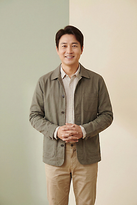 JPG 편집이미지 옷 남자 중년 포즈 실내 표정 밝음 서기 웃음 재킷 농업인의날 카키색 의료성형뷰티 편집실사 AI인물포토 AI콘텐츠 기념일 컬러 모션 사람 성인 내부 외투 CG 파일형식 AI포토 상의 이벤트