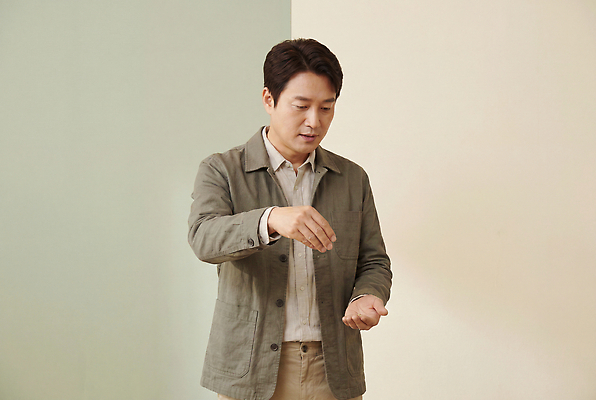 JPG 편집이미지 남자 중년 서기 손짓 공간 양손 농업인의날 상대 의료성형뷰티 편집실사 AI인물포토 AI콘텐츠 손 기념일 모션 사람 성인 CG 파일형식 AI포토 이벤트 신체부위