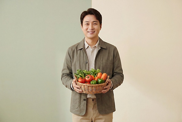 JPG 편집이미지 남자 중년 채소 과일 건강 웃음 일상 라이프 농작물 바구니 신선 농업인의날 의료성형뷰티 편집실사 AI인물포토 AI콘텐츠 기념일 농업 표정 사람 성인 생활 CG 파일형식 AI포토 산업 이벤트