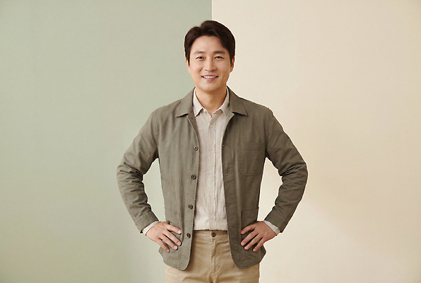 JPG 편집이미지 남자 중년 포즈 실내 서기 미소 공간 허리 농업인의날 의료성형뷰티 스타일 편집실사 AI인물포토 AI콘텐츠 기념일 모션 표정 사람 성인 내부 신체부위 CG 파일형식 AI포토 이벤트