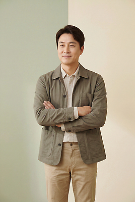 JPG 편집이미지 남자 중년 실내 표정 편안함 농업인의날 의료성형뷰티 편집실사 AI인물포토 AI콘텐츠 기념일 사람 성인 내부 감각 CG 파일형식 AI포토 이벤트