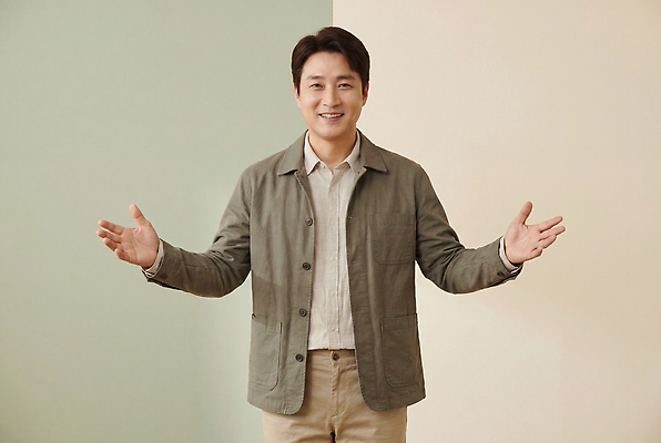 JPG 편집이미지 남자 중년 포즈 셔츠 표정 밝음 웃음 기쁨 소통 농업인의날 의료성형뷰티 스타일 편집실사 AI인물포토 AI콘텐츠 기념일 감정 컨셉 상의 사람 성인 CG 파일형식 AI포토 옷 이벤트