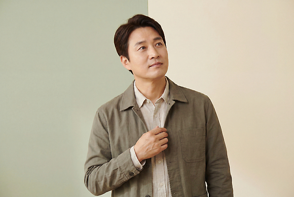 JPG 편집이미지 응시 옷 남자 중년 실내 표정 농업인의날 의료성형뷰티 편집실사 AI인물포토 AI콘텐츠 시선 기념일 사람 성인 내부 CG 파일형식 AI포토 이벤트
