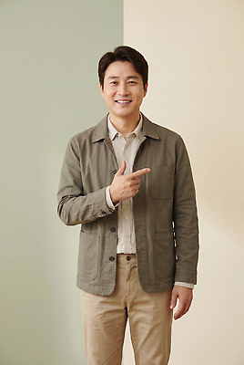 JPG 편집이미지 옷 남자 중년 포즈 셔츠 손가락 웃음 재킷 가리킴 농업인의날 의료성형뷰티 편집실사 AI인물포토 AI콘텐츠 손 기념일 상의 표정 사람 손짓 성인 외투 CG 파일형식 AI포토 모션 이벤트 신체부위