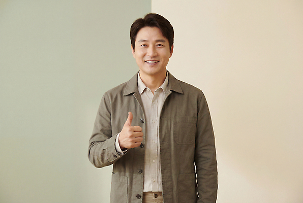 JPG 편집이미지 남자 감정 중년 포즈 손가락 밝음 미소 공간 방 농업인의날 의료성형뷰티 스타일 편집실사 AI인물포토 AI콘텐츠 손 기념일 표정 사람 성인 CG 파일형식 AI포토 이벤트 신체부위