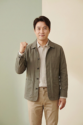JPG 편집이미지 옷 남자 중년 포즈 힘 주먹 결심 긍정 농업인의날 의료성형뷰티 편집실사 AI인물포토 AI콘텐츠 기념일 컨셉 모션 사람 성인 CG 파일형식 AI포토 이벤트