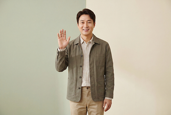JPG 편집이미지 옷 남자 감정 중년 비즈니스 실내 웃음 일상 공간 농업인의날 의료성형뷰티 편집실사 AI인물포토 AI콘텐츠 기념일 표정 사람 성인 내부 라이프 CG 파일형식 AI포토 이벤트 생활