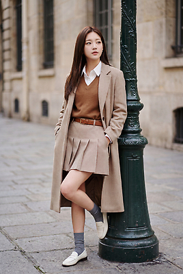 JPG 편집이미지 여자 패션 포즈 셔츠 거리 치마 코트 도시 클래식 우아함 오브젝트 가을옷 의료성형뷰티 스타일 편집실사 AI인물포토 AI콘텐츠 옷 컨셉 상의 하의 사람 외투 가을 CG 파일형식 AI포토 계절