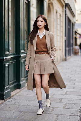 JPG 모델 편집이미지 여자 패션 거리 건물 치마 걷기 상점 코트 클래식 가을옷 의료성형뷰티 스타일 편집실사 AI인물포토 AI콘텐츠 건축물 옷 컨셉 모션 하의 사람 외투 가을 CG 파일형식 AI포토 계절 건축 상의