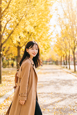 JPG 나무 편집이미지 공원 여자 길 여행 자연 나뭇잎 거리 풍경 일상 걷기 산책 가을 은행나무 뷰티풀 편집실사 AI인물포토 AI콘텐츠 식물 계절 공공시설 잎 모션 휴식 사람 라이프 CG 생태계 파일형식 AI포토 컨셉 생활 시설