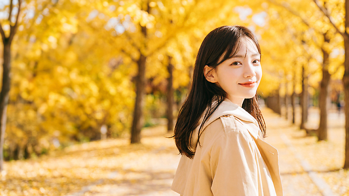 JPG 나무 편집이미지 공원 여자 자연 나뭇잎 거리 미소 풍경 걷기 산책 가을 즐거움 은행나무 뷰티풀 편집실사 AI인물포토 AI콘텐츠 식물 계절 공공시설 감정 잎 모션 휴식 표정 사람 CG 생태계 파일형식 AI포토 컨셉 시설