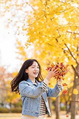 JPG 나무 편집이미지 공원 여자 잎 자연 웃음 햇빛 노란색 산책 가을 즐거움 은행나무 뷰티풀 편집실사 AI인물포토 AI콘텐츠 식물 계절 공공시설 감정 컬러 휴식 표정 사람 빛 CG 생태계 파일형식 AI포토 컨셉 시설