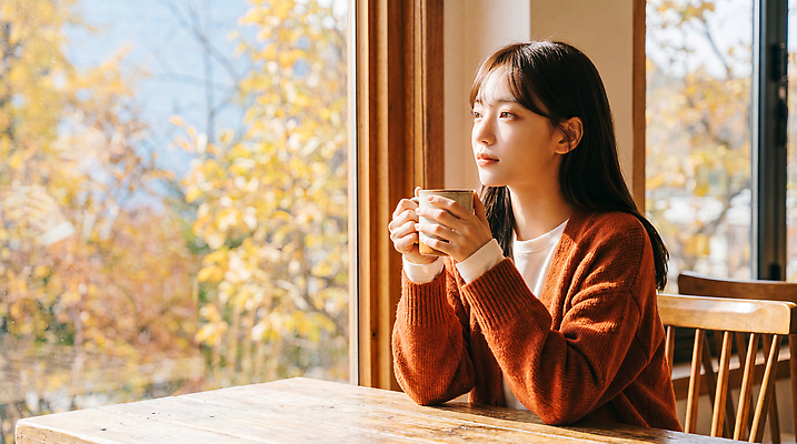 JPG 나무 편집이미지 여자 열매 음료 생각 자연 따뜻함 표정 풍경 산책 카페 가을 변화 창가 은행나무 뷰티풀 편집실사 AI인물포토 AI콘텐츠 식물 계절 컨셉 창문 휴식 사람 상점 CG 생태계 파일형식 AI포토