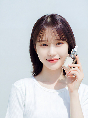 JPG 편집이미지 손 여자 얼굴 미소 햇빛 뷰티 화장품 단발머리 상품 피부 화사함 스킨케어 의료성형뷰티 편집실사 AI인물포토 AI콘텐츠 헤어스타일 컨셉 표정 사람 신체부위 빛 CG 파일형식 AI포토