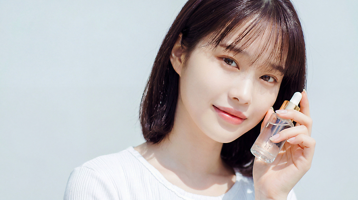 JPG 모델 편집이미지 손 여자 얼굴 미소 햇빛 뷰티 화장품 단발머리 상품 피부관리 스킨케어 의료성형뷰티 편집실사 AI인물포토 AI콘텐츠 헤어스타일 표정 사람 신체부위 빛 CG 파일형식 AI포토